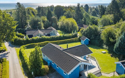 Sybil - 350M from the Sea: Dak, Huis, Deur, Verblijf, Schaduw, Siding, Werf, Landgoed, Backyard