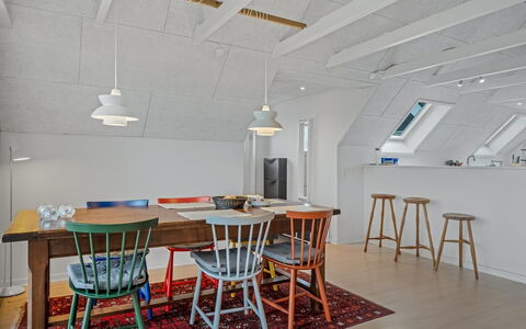 Launo - 300M from the Sea: Meubilair, Interieur Ontwerp, Flooring, Stoel, Verdieping, Hout, Plafond, Lichte Inrichting, Tafel, Eetkamer