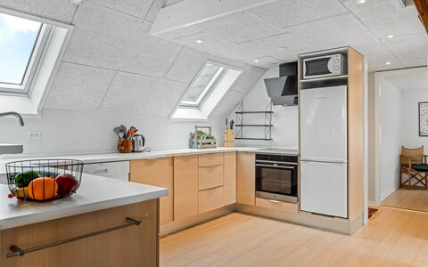 Launo - 300M from the Sea: Keuken, Countertop, Flooring, Interieur Ontwerp, Meubilair, Hout, Plafond, Cabinetry, Verdieping, Toestel Van De Keuken