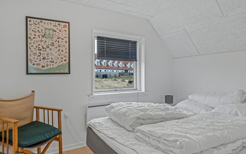 Launo - 300M from the Sea: Muur, Hout, Slaapkamer, Verdieping, Plafond, Bed, Flooring, Bedding, Laken, Interieur Ontwerp