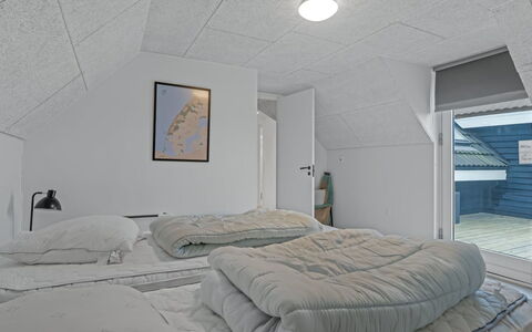 Launo - 300M from the Sea: Plafond, Slaapkamer, Interieur Ontwerp, Verdieping, Flooring, Bed, Laken, Bedding, Meubilair, Kamer