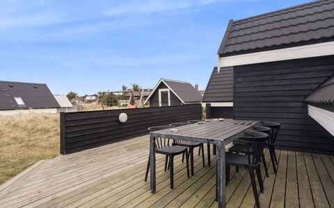 Launo - 300M from the Sea: Hout, Dak, Architectuur, Huis, Plank, Siding, Hardwood, Verblijf, Helling