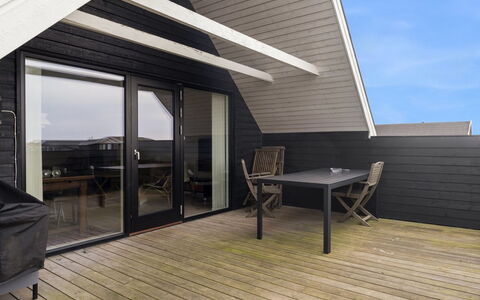 Launo - 300M from the Sea: Hout, Verdieping, Houten Vloer, Flooring, Hardwood, Huis, Plank, Dek, Beits, Schaduw