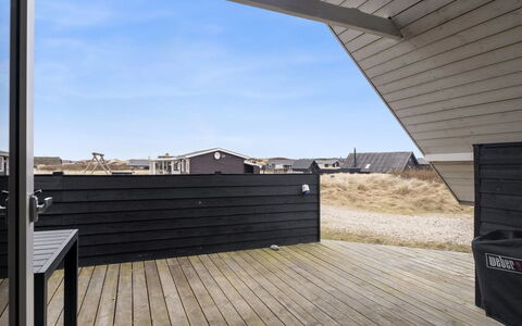 Launo - 300M from the Sea: Hout, Architectuur, Samengesteld Materiaal, Plank, Deur, Dek, Hardwood, Houten Vloer, Schaduw