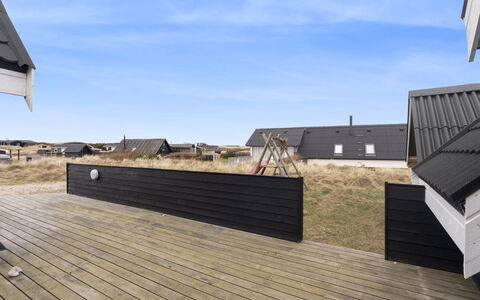 Launo - 300M from the Sea: Hout, Dak, Samengesteld Materiaal, Plank, Helling, Siding, Hardwood, Daylighting, Dek