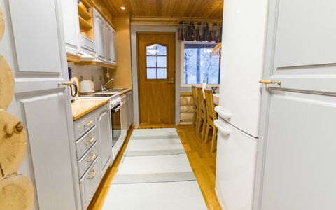 Salvostie 13, Hetta: Hout, Flooring, Interieur Ontwerp, Verdieping, Keuken, Countertop, Wastafel, Plafond, Beits, Kamer