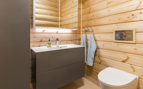 Salvostie 13, Hetta: Flooring, Hout, Verdieping, Loodgieterswerkinrichting, Badkamer, Houten Vloer, Toilet, Badkamerkast, Loodgieter, Wastafel