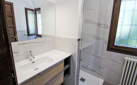 Il Poggio: Flooring, Verdieping, Wastafel In De Badkamer, Loodgieterswerkinrichting, Badkamerkast, Spiegel, Interieur Ontwerp, Wastafel, Badkamer, Loodgieter