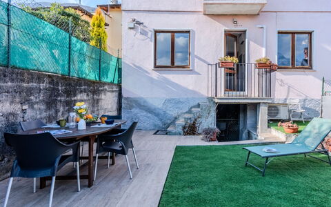 Blue Home: Meubilair, Verdieping, Bloempot, Tuin, Buitenmeubels, Kamerplant, Binnenplaats, Stoel, Backyard, Werf