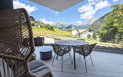 Domus Canazei: Meubilair, Buitenmeubels, Stoel, Bergketen, Natuurlijk Materiaal, Schaduw, Ontwerp, Balkon, Alpen
