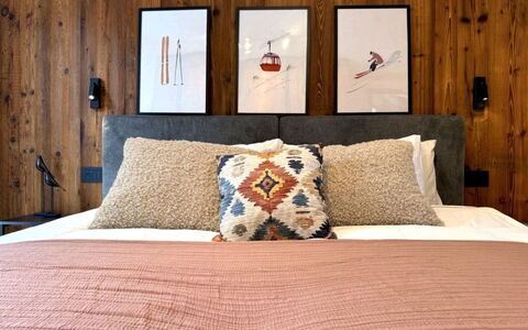 Domus Canazei: Bed, Bedding, Meubilair, Slaapkamer, Interieur Ontwerp, Laken, Muur, Flooring, Verdieping, Hout