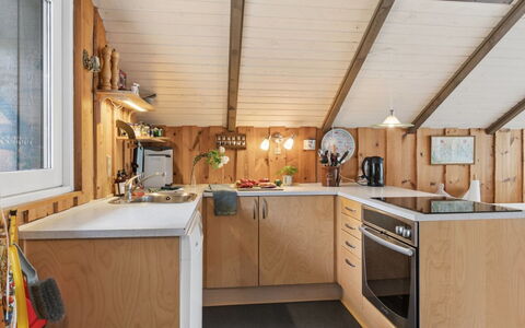 Elfrede - 900M from the Sea: Hout, Keuken, Plafond, Meubilair, Interieur Ontwerp, Kamer, Countertop, Huis, Beits, Cabinetry