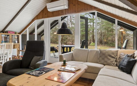 Elfrede - 900M from the Sea: Hout, Interieur Ontwerp, Plafond, Bankstel, Huis, Meubilair, Woonkamer, Verdieping, Kamer