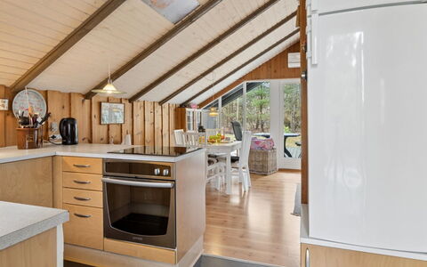 Elfrede - 900M from the Sea: Keuken, Interieur Ontwerp, Flooring, Hout, Meubilair, Plafond, Countertop, Verdieping, Toestel Van De Keuken, Lichte Inrichting
