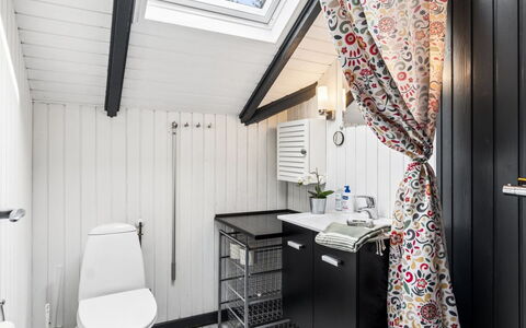 Elfrede - 900M from the Sea: Loodgieterswerkinrichting, Interieur Ontwerp, Wastafel, Badkamer, Kraan, Loodgieter, Flooring, Verdieping, Gordijn, Plafond