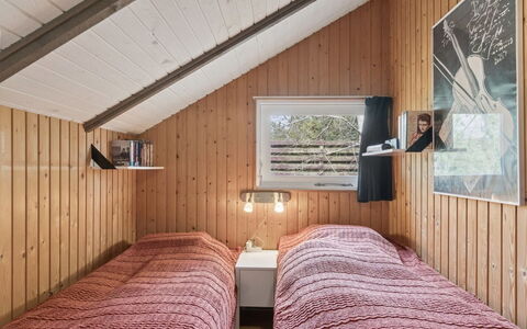 Elfrede - 900M from the Sea: Muur, Hout, Slaapkamer, Verdieping, Plafond, Interieur Ontwerp, Huis, Flooring, Bed, Beits