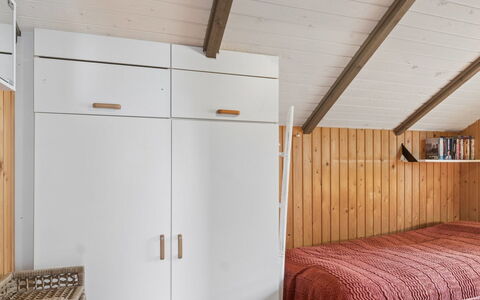 Elfrede - 900M from the Sea: Muur, Flooring, Meubilair, Interieur Ontwerp, Hout, Verdieping, Plafond, Slaapkamer, Bed, Kamer