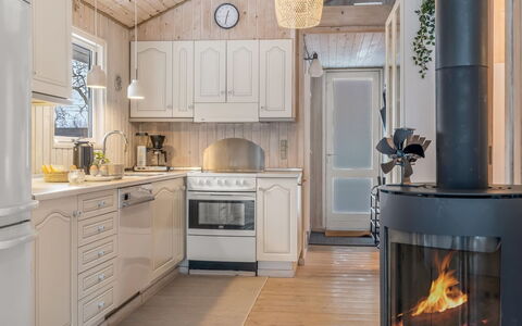 Irma - 300M from the Sea: Hout, Interieur Ontwerp, Flooring, Plafond, Keuken, Huis, Lichte Inrichting, Verdieping, Meubilair, Kamer