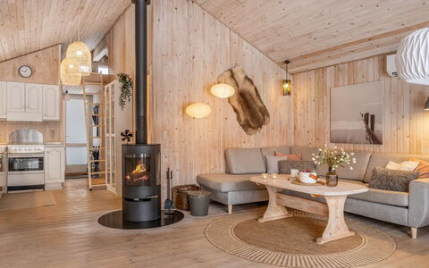 Irma - 300M from the Sea: Hout, Interieur Ontwerp, Meubilair, Verlichting, Lichte Inrichting, Flooring, Plafond, Woonkamer, Huis, Kamer