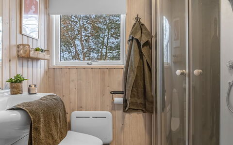 Irma - 300M from the Sea: Loodgieterswerkinrichting, Badkamer, Toilet, Wc Bril, Hout, Interieur Ontwerp, Wastafel, Flooring, Verdieping, Kraan