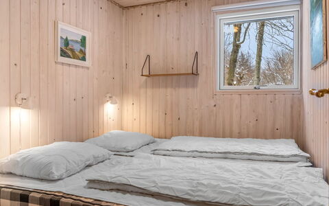 Irma - 300M from the Sea: Slaapkamer, Bed, Hout, Laken, Interieur Ontwerp, Bedding, Plafond, Verdieping, Meubilair, Flooring