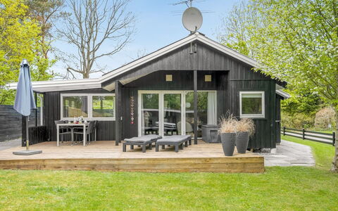 Irma - 300M from the Sea: Dak, Huis, Huis, Verblijf, Deur, Siding, Landgoed, Gazon, Werf, Veranda