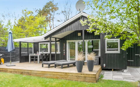 Irma - 300M from the Sea: Dak, Huis, Huis, Verblijf, Deur, Siding, Landgoed, Gazon, Werf, Veranda