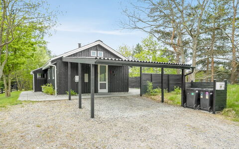 Irma - 300M from the Sea: Dak, Huis, Huis, Verblijf, Deur, Siding, Landgoed, Gazon, Werf, Veranda