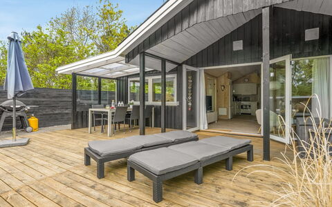 Irma - 300M from the Sea: Dak, Huis, Huis, Verblijf, Deur, Siding, Landgoed, Gazon, Werf, Veranda