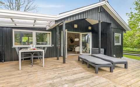 Irma - 300M from the Sea: Dak, Huis, Huis, Verblijf, Deur, Siding, Landgoed, Gazon, Werf, Veranda