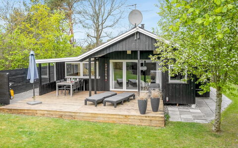Irma - 300M from the Sea: Dak, Huis, Huis, Verblijf, Deur, Siding, Landgoed, Gazon, Werf, Veranda