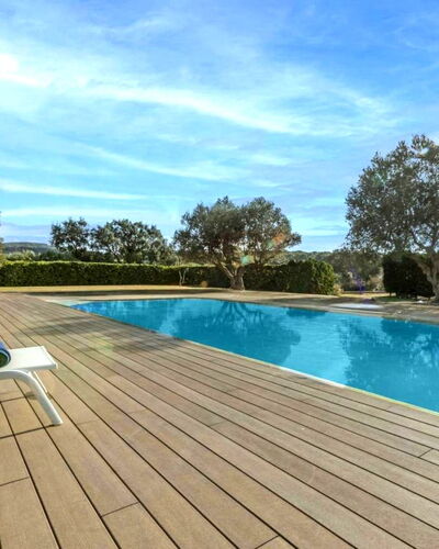 El Refugio Mediterráneo: Zwembad, Toevlucht, Schaduw, Eco Hotel, Houten Vloer, Buitenmeubels, Hardwood, Dek, Plank, Landscaping