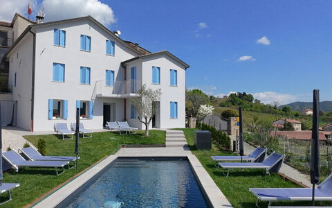 Villa Valdobbiadene Pool Spa: Blauw, Huis, Woongebied, Huis, Zwembad, Landgoed, Villa, Balkon, Buitenmeubels, Ligstoel