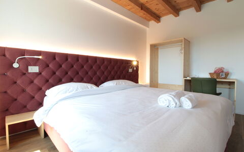 Villa Valdobbiadene Pool Spa: Muur, Interieur Ontwerp, Hout, Slaapkamer, Meubilair, Bed, Verdieping, Plafond, Flooring, Laken