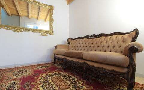 Villa Valdobbiadene Pool Spa: Meubilair, Interieur Ontwerp, Bankstel, Flooring, Verdieping, Kamer, Woonkamer, Fotolijst, Houten Vloer