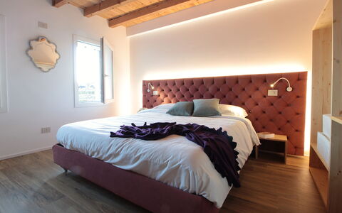 Villa Dolce Bacio, Pool and Spa, Valdobbiadene: Meubilair, Bed, Interieur Ontwerp, Slaapkamer, Muur, Hout, Bedding, Laken, Verdieping, Flooring