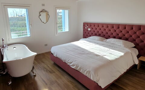 Villa Dolce Bacio, Pool and Spa, Valdobbiadene: Meubilair, Hout, Verdieping, Interieur Ontwerp, Bed, Flooring, Slaapkamer, Laken, Bedding, Verlichting