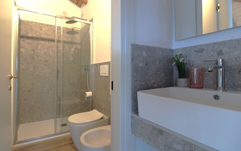 Villa Dolce Bacio, Pool and Spa, Valdobbiadene: Badkamer, Loodgieterswerkinrichting, Muur, Flooring, Wastafel In De Badkamer, Verdieping, Interieur Ontwerp, Wastafel, Kraan, Spiegel