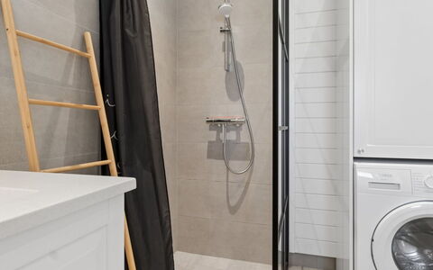 Aria - 310M from the Sea: Flooring, Verdieping, Interieur Ontwerp, Loodgieterswerkinrichting, Loodgieter, Tegel, Kamer, Badkamer, Wasmachine