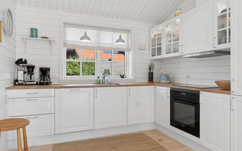 Aria - 310M from the Sea: Flooring, Hout, Keuken, Verdieping, Interieur Ontwerp, Cabinetry, Countertop, Plafond, Toestel Van De Keuken, Houten Vloer