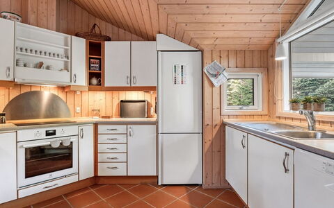 Hollie - 75M from the Sea: Keuken, Toestel Van De Keuken, Countertop, Major Appliance, Interieur Ontwerp, Hout, Flooring, Cabinetry, Plafond, Meubilair