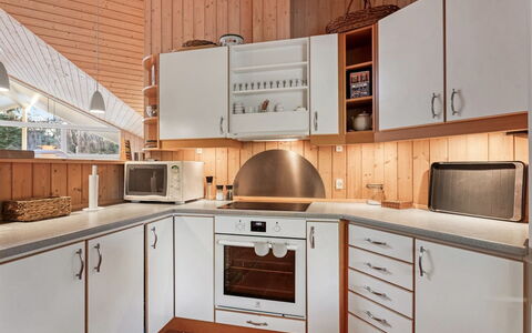 Hollie - 75M from the Sea: Keuken, Countertop, Toestel Van De Keuken, Interieur Ontwerp, Cabinetry, Hout, Flooring, Meubilair, Plafond, Major Appliance