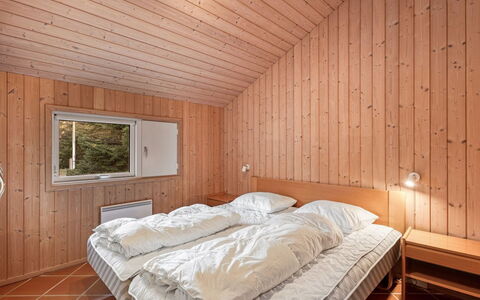 Hollie - 75M from the Sea: Hout, Slaapkamer, Plafond, Interieur Ontwerp, Bed, Kamer, Hardwood, Bedding, Laken, Bed Frame