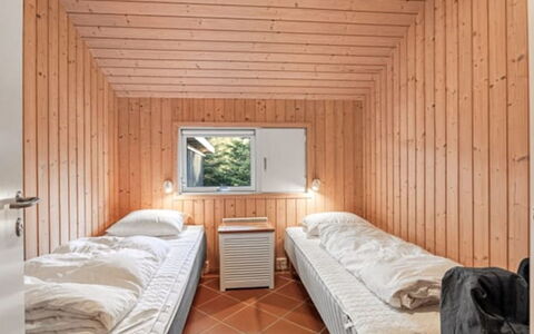 Hollie - 75M from the Sea: Hout, Plafond, Interieur Ontwerp, Slaapkamer, Verdieping, Bed, Flooring, Kamer, Bedding, Laken