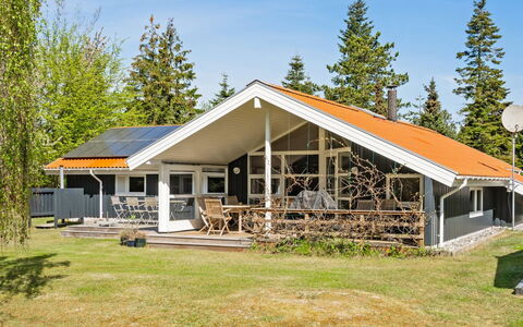 Hollie - 75M from the Sea: Meubilair, Hout, Interieur Ontwerp, Flooring, Verdieping, Stoel, Kamer, Plafond, Woonkamer, Appartement