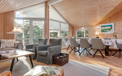 Hollie - 75M from the Sea: Meubilair, Hout, Interieur Ontwerp, Flooring, Verdieping, Stoel, Kamer, Plafond, Woonkamer, Appartement