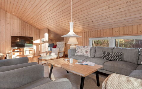 Hollie - 75M from the Sea: Meubilair, Hout, Interieur Ontwerp, Flooring, Verdieping, Stoel, Kamer, Plafond, Woonkamer, Appartement