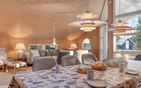 Hollie - 75M from the Sea: Meubilair, Hout, Interieur Ontwerp, Flooring, Verdieping, Stoel, Kamer, Plafond, Woonkamer, Appartement