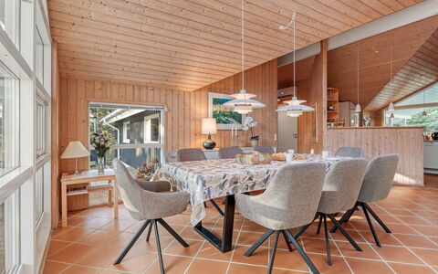 Hollie - 75M from the Sea: Meubilair, Hout, Interieur Ontwerp, Flooring, Verdieping, Stoel, Kamer, Plafond, Woonkamer, Appartement