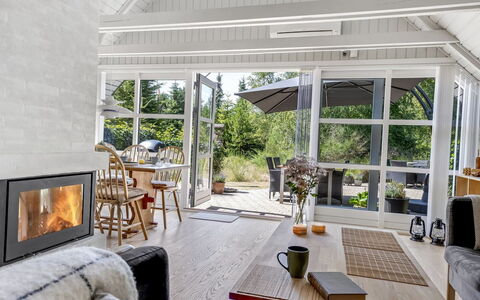 Albertina - 900M from the Sea: Hout, Flooring, Plafond, Verdieping, Interieur Ontwerp, Houten Vloer, Meubilair, Woonkamer, Deur, Stoel